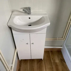 Contenedor habitacional totalmente equipado, con cocina, baño, ducha y WC