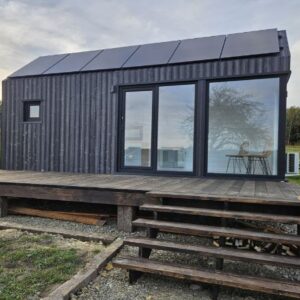 Tiny House 7,10 × 3,00 m – Fachada Negra – Altillo con Ventana Triangular