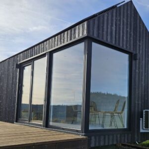 Tiny House 7,10 × 3,00 m – Fachada Negra – Altillo con Ventana Triangular