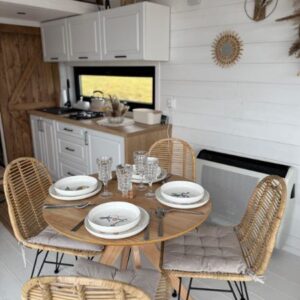 Tiny House 7,10 × 3,00 m – Fachada Negra – Altillo con Ventana Triangular
