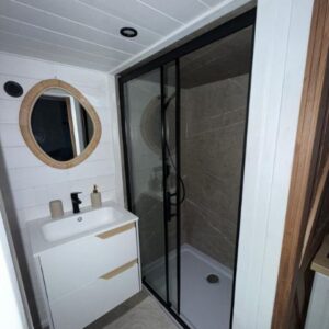 Tiny House 7,10 × 3,00 m – Fachada Negra – Altillo con Ventana Triangular