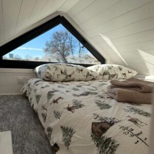 Tiny House 7,10 × 3,00 m – Fachada Negra – Altillo con Ventana Triangular