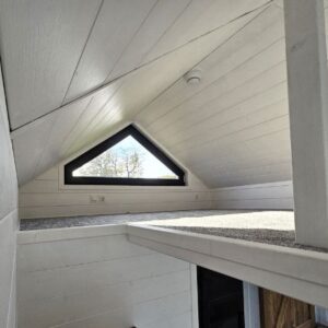 Tiny House 7,10 × 3,00 m – Fachada Negra – Altillo con Ventana Triangular